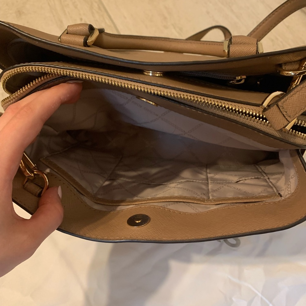 Michael Kors Medium Crossbody Bag Tan Leather - Picture 5 of 8